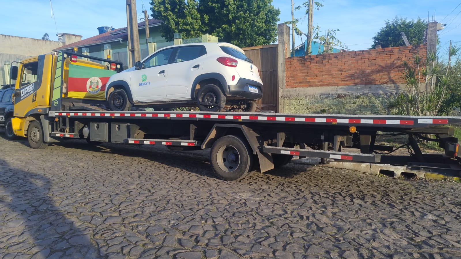 Renault Kwid branco sendo transportado por guincho