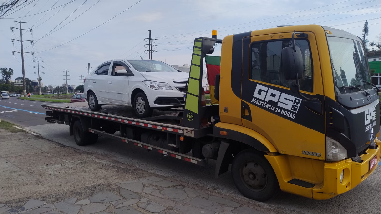 Chevrolet Onix branco sendo transportado por guincho