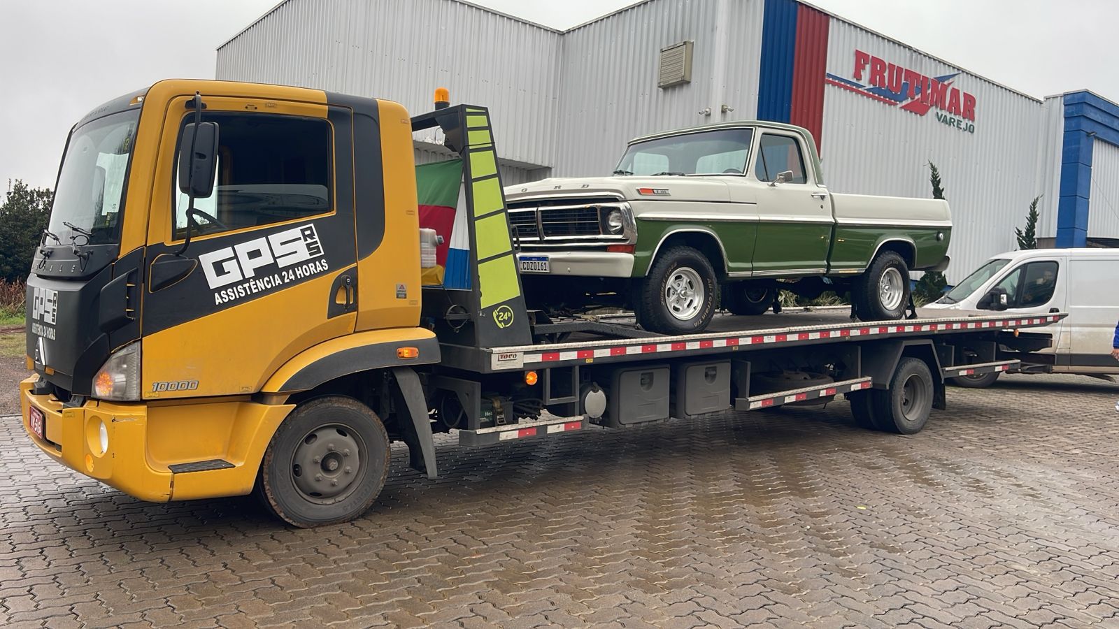 Caminhão-guincho GPS RS transportando uma caminhonete Ford F-100